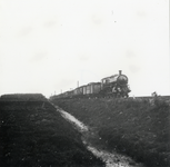 170209 Afbeelding van de stoomlocomotief nr. 72 (serie 71-78) van de N.C.S. (later serie 3600 van de N.S.) met een ...